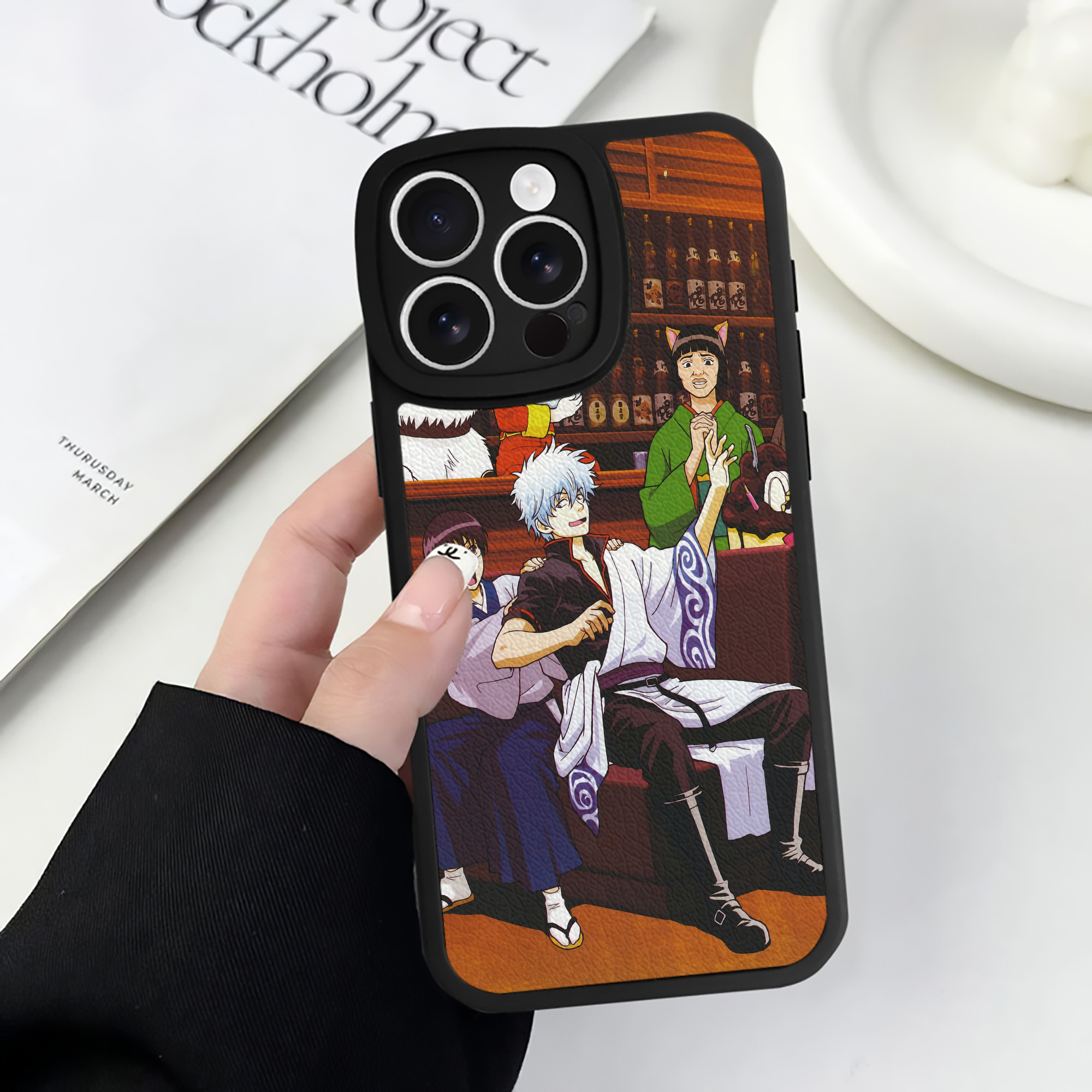 （画像用） ぎんたま 坂田銀時（さかたぎんとき） 神楽 志村新八（しむら しんぱち） GINTAMA Sakata Gintoki Kagura Shimura Shinpachi 【iPhone 16シリーズ対応】シリコンスマホケース（レザー調） 材質：シリコン